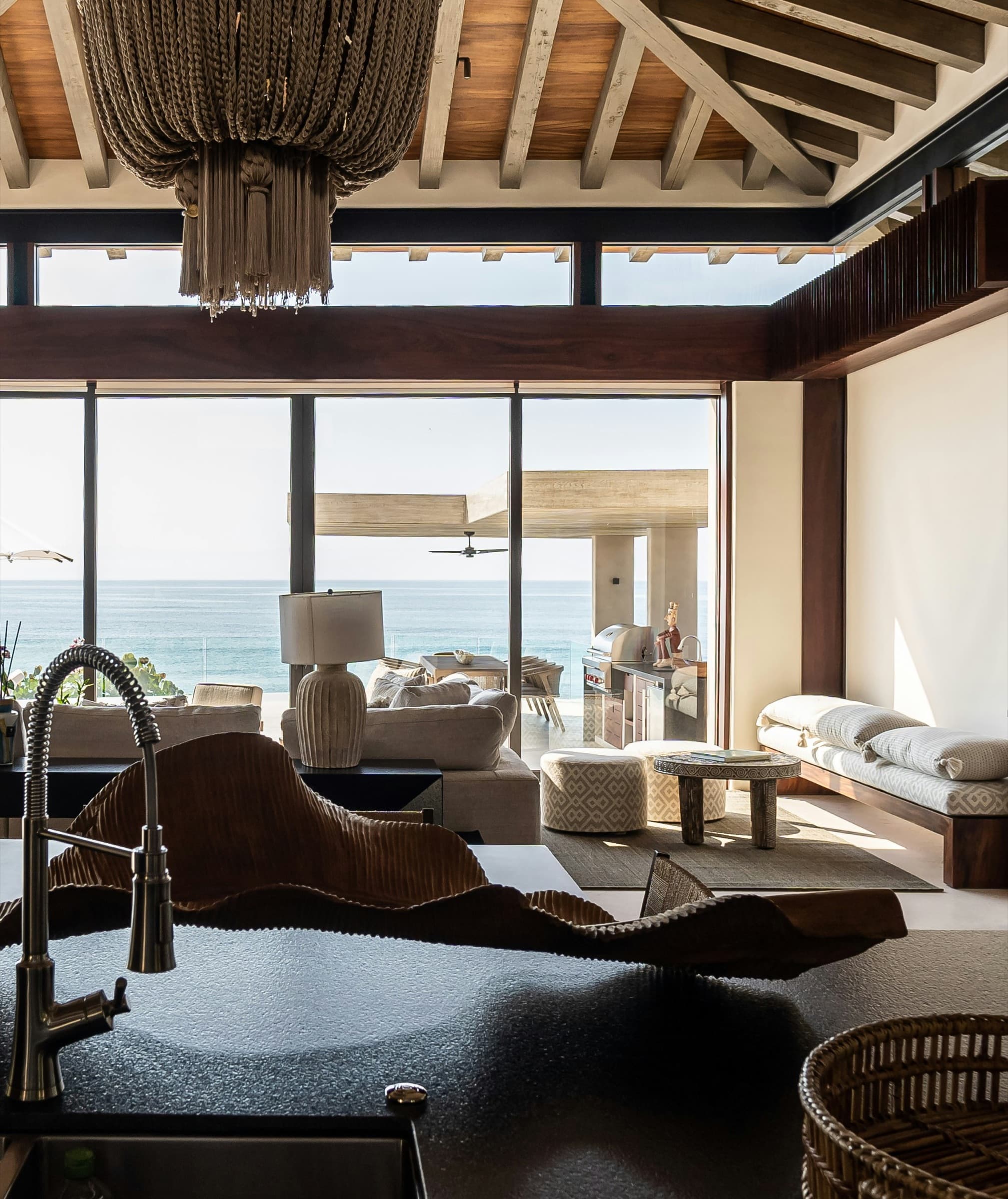 Interior sofisticado de imóvel de alto padrão com vista para o mar